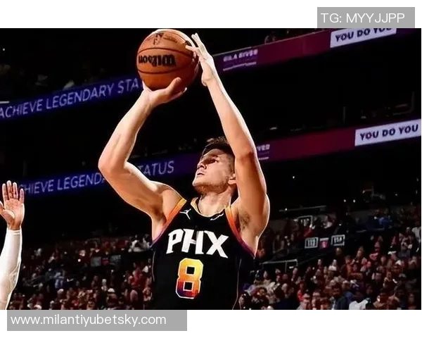 阿伦轻松发挥12投7中贡献20分7篮板2助攻1抢断展现出色状态