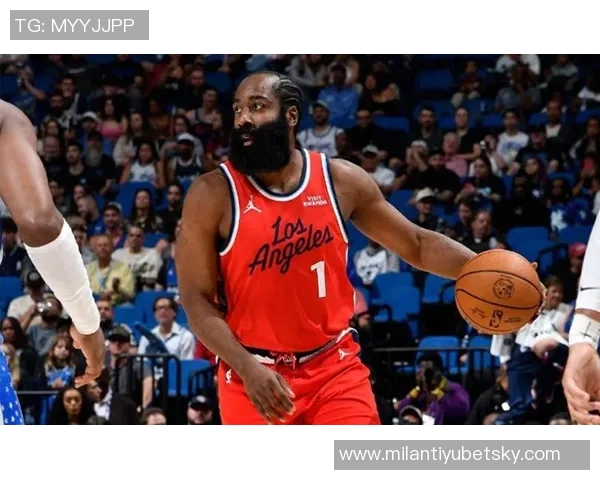 哈登小卡第三节体力透支哈登上半场主动请求休息引关注