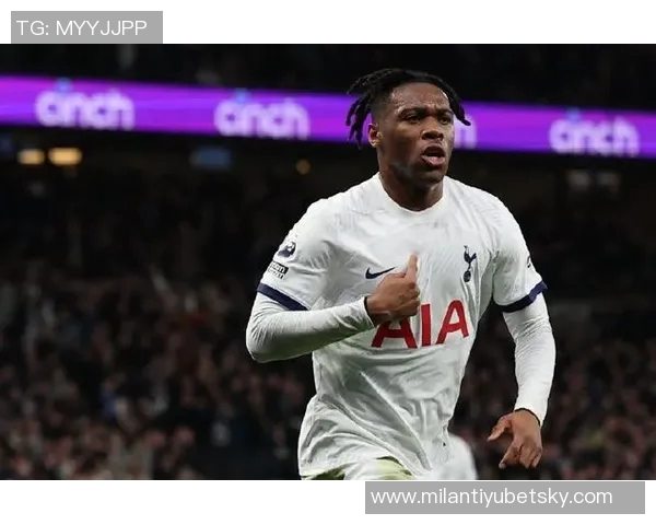 热刺后卫乌多吉在伦敦街头遭经纪人持枪威胁事件引发关注